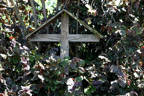 Croix de bois sous abri dans fourré - © Norbert Pousseur