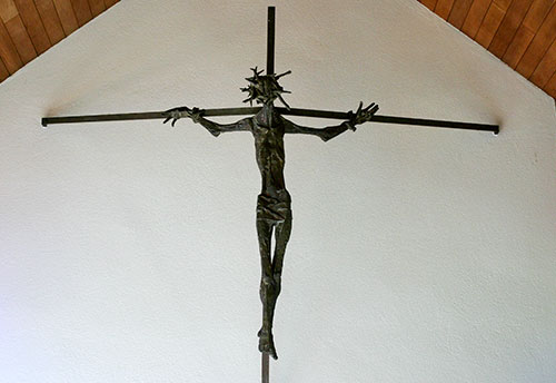 Croix moderne d'intérieur de chapelle - © Norbert Pousseur