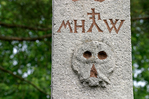 Tête de mort sur croix en Argovie, Suisse - © Norbert Pousseur