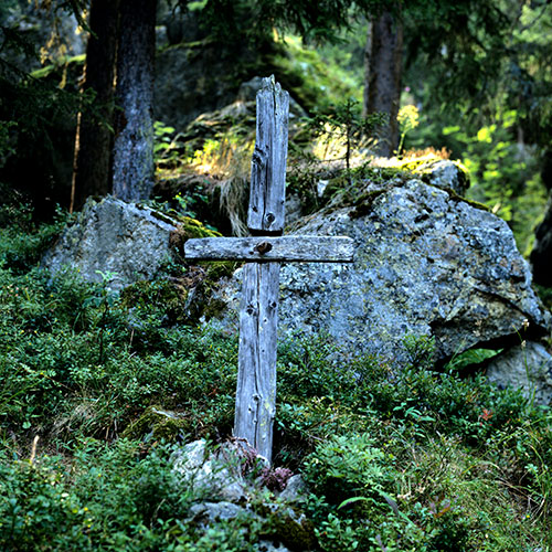 Croix en forêt savoyarde - © Norbert Pousseur