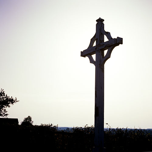 Croix de bois à couronne - © Norbert Pousseur