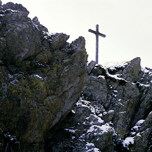 Croix sur sommet pierreux enneigé - © Norbert Pousseur 