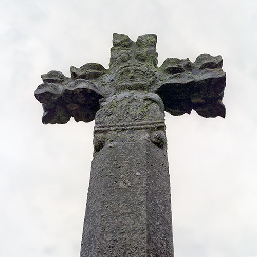 Croix de pierre stylisée - © Norbert Pousseur