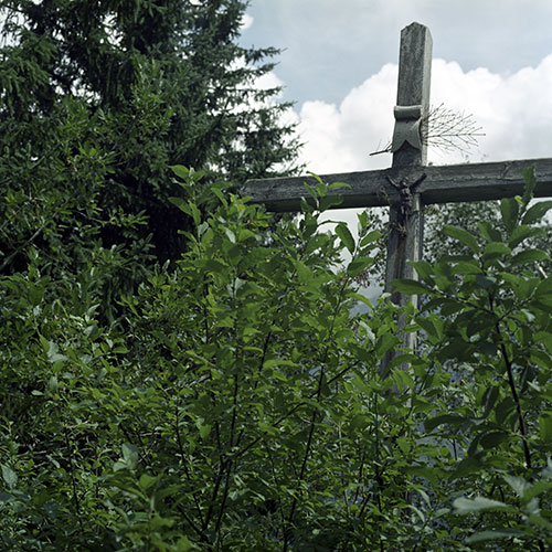 Croix du moyen âge de pierre avec christ - © Norbert Pousseur