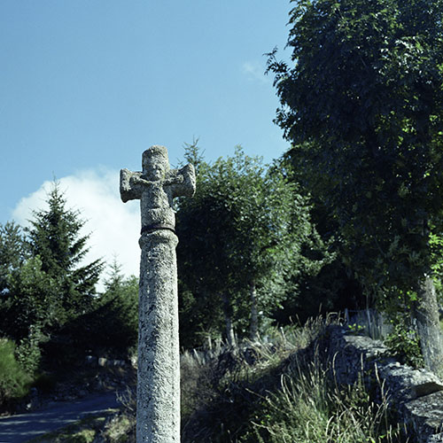 Croix antique de pierre le long de chemin - © Norbert Pousseur