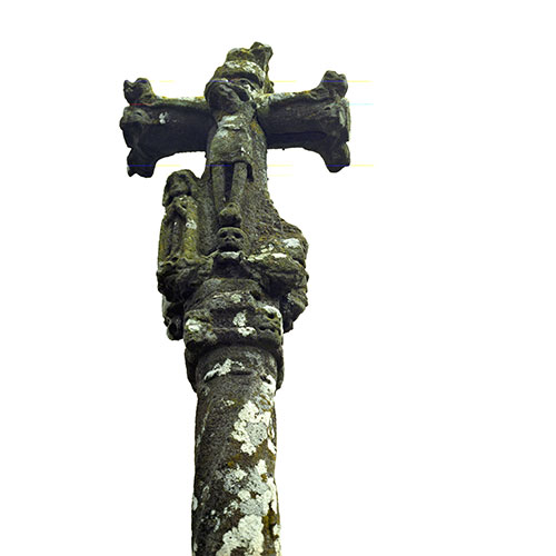 Croix du moyen âge de pierre avec christ - © Norbert Pousseur
