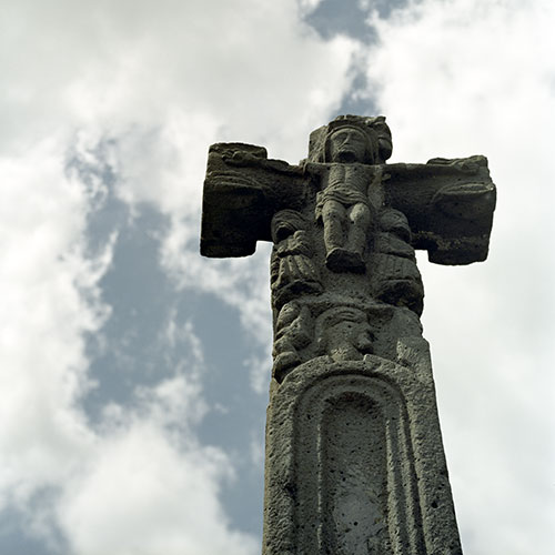 Croix du moyen âge de pierre avec christ - © Norbert Pousseur