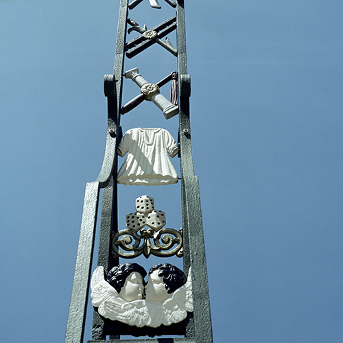 Croix à angelots et dés - © Norbert Pousseur