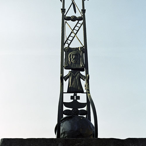 Croix en fer forgé avec linceul et visage - © Norbert Pousseur