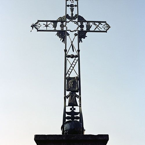 Croix en fer forgé avec linceul - © Norbert Pousseur