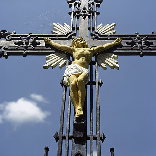 Croix en fer forgé avec Christ peint en gloire - © Norbert Pousseur