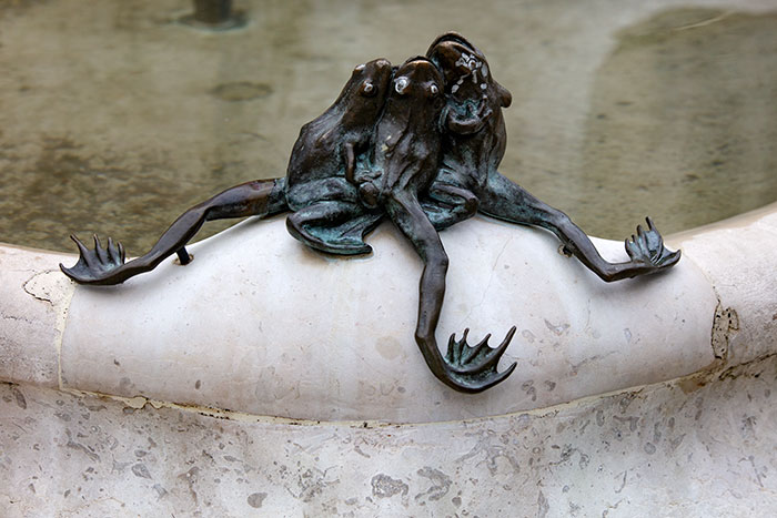 Trouple de grenouilles - Sculpture  de Max Blondat - © Norbert Pousseur