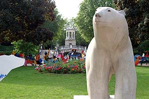 Statue d'ours en pied à l'entrée du parc - © Norbert Pousseur