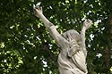 bras levé de la statue devant l'Eglise des Arcs
