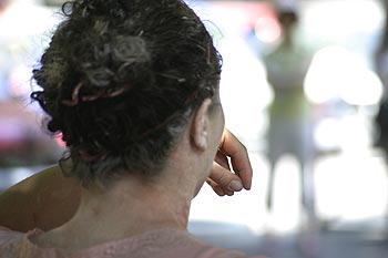 Tête et main dans "Léa" théâtre de rue de Magali Bruno - © Norbert Pousseur