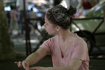 Corps tournant dans "Léa" théâtre de rue de Magali Bruno - © Norbert Pousseur