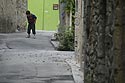 Enfant traversant une ruelle de Lorgues - © Norbert Pousseur