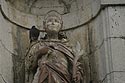 SStatue de St Martin, patron de Lorgues, au fronton de l'église - © Norbert Pousseur