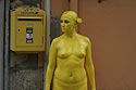 Femme jaune devant boite postale - © Norbert Pousseur