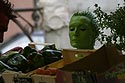 Visage féminin teinté en vert regardant des légumes - © Norbert Pousseur