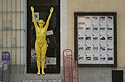 Corps féminin jaune devant une devanture  - © Norbert Pousseur