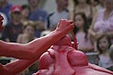 Comédien rouge érigeant son socle de statue - © Norbert Pousseur