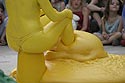 Comédienne jaune assise sur son socle - © Norbert Pousseur
