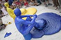 Comédien bleu et comédienne jaune se figeant sur leur socle - © Norbert Pousseur