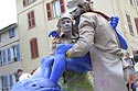 Transport de la statue vivante bleue - © Norbert Pousseur