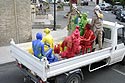 Troupe des comédiens statufiés repartant dans leur camion - © Norbert Pousseur