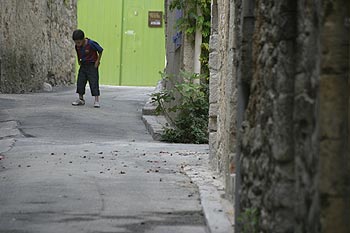 Enfant traversant une ruelle de Lorgues - © Norbert Pousseur