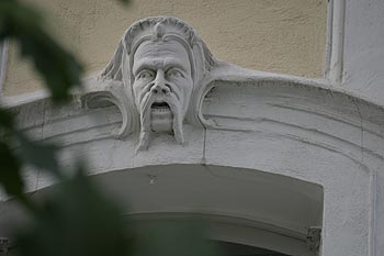 Tête moustachue au-dessus de porche de maison de Lorgues - © Norbert Pousseur