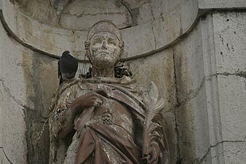 Statue de St Martin, patron de Lorgues, au fronton de l'église - © Norbert Pousseur