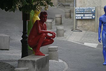 Homme rouge accroupi - © Norbert Pousseur