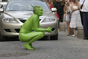 Femme verte devant voiture - © Norbert Pousseur