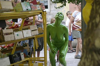 Femme dénudée verte devant un étal de légumes - © Norbert Pousseur