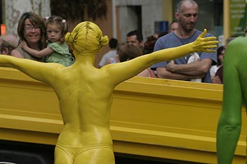 Femme en jaune accueillant des passants - © Norbert Pousseur