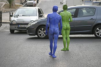 Corps teintés en bleu  et en vert marchant pieds nus dans la rue - © Norbert Pousseur