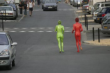 Silhouettes jaune et rouge courant dans la rue - © Norbert Pousseur