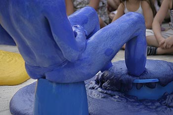 Comédien bleu assis sur son socle - © Norbert Pousseur