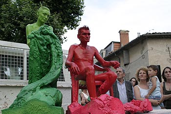 êtres de couleur figés sur plateau de camionnette - © Norbert Pousseur