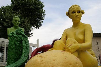 Comédiennes  statufiées verte et jaune sur le plateau de leur camionnette - © Norbert Pousseur