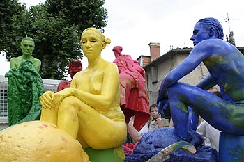 Groupe des comédiens statufiés sur le plateau de leur camionnette  - © Norbert Pousseur