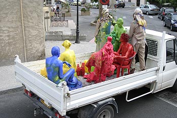 Troupe des comédiens statufiés repartant dans leur camion - © Norbert Pousseur