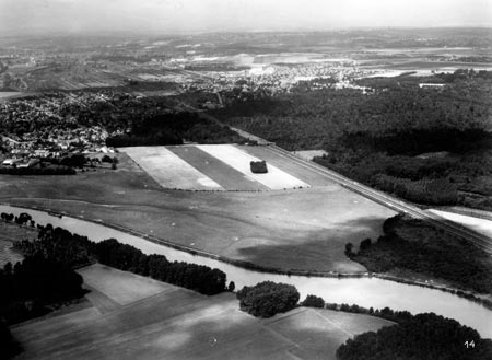 L'implantation en 1959 dans des champs cultivés - centrale Edf - © Jean Claude Bollier