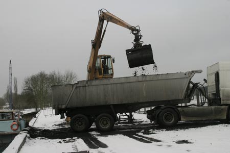 Déchargement de  péniche en hiver - centrale Edf - © Norbert Pousseur