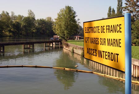 Le canal de rejet et sa passerelle piétons - centrale Edf - © Norbert Pousseur