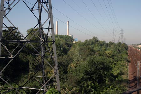 Implantation le long du chemin de fer - centrale Edf - © Norbert Pousseur