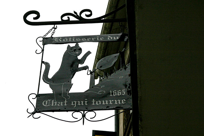 Enseigne de la Rotisserie du chat qui tourne - 1665 - photographie © Norbert Pousseur