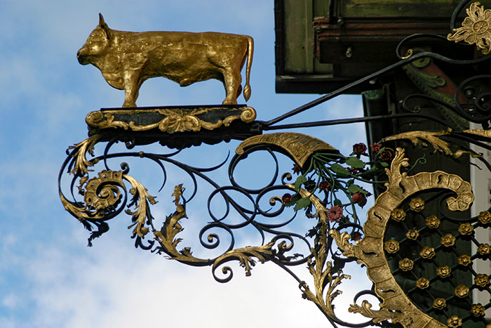 Enseigne au Boeuf en pied, sur riche ferronerie  - photographie © Norbert Pousseur